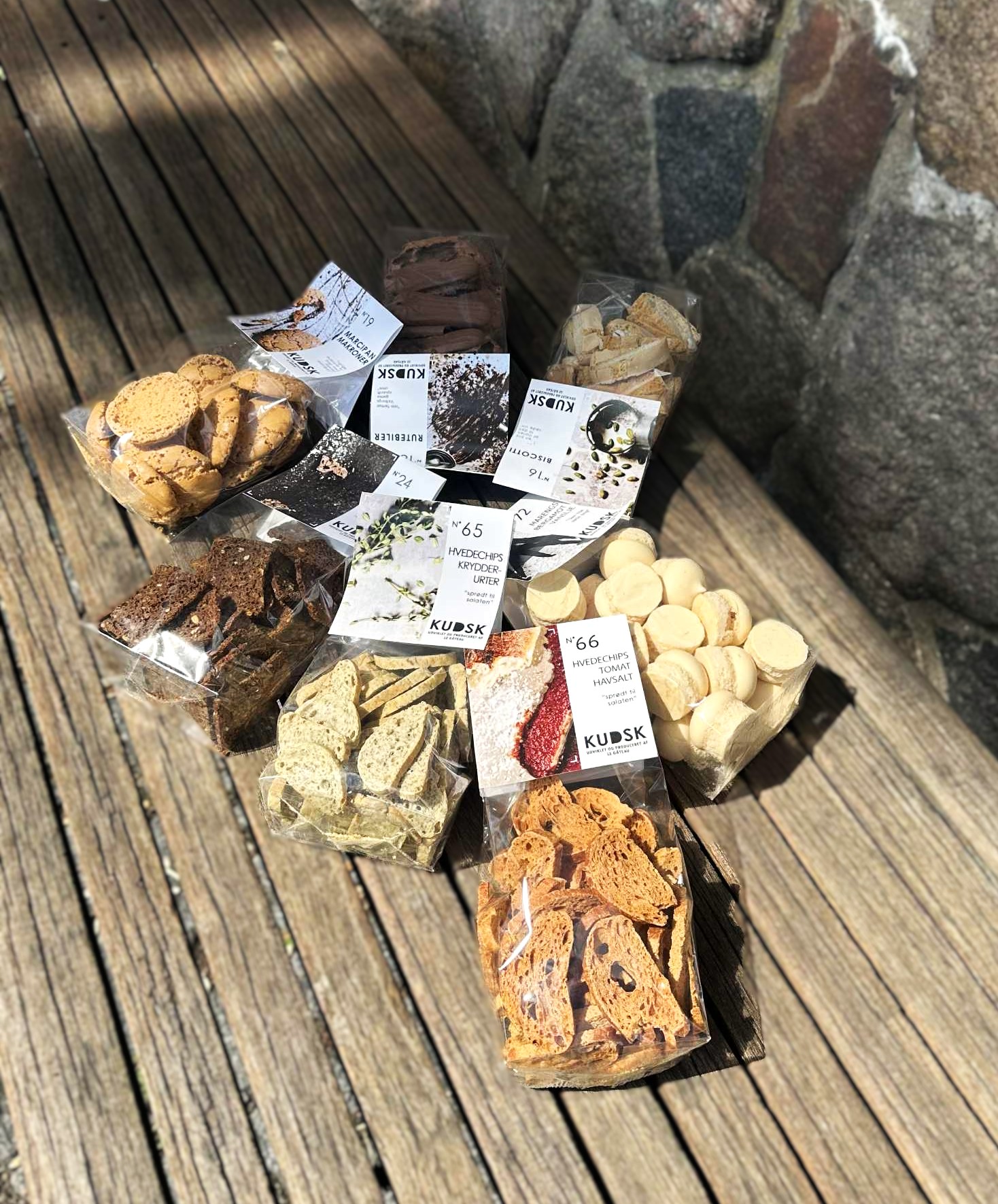 Kudsk specialiteter i forskellige varianter ligger smukt på en rustik træbænk. 