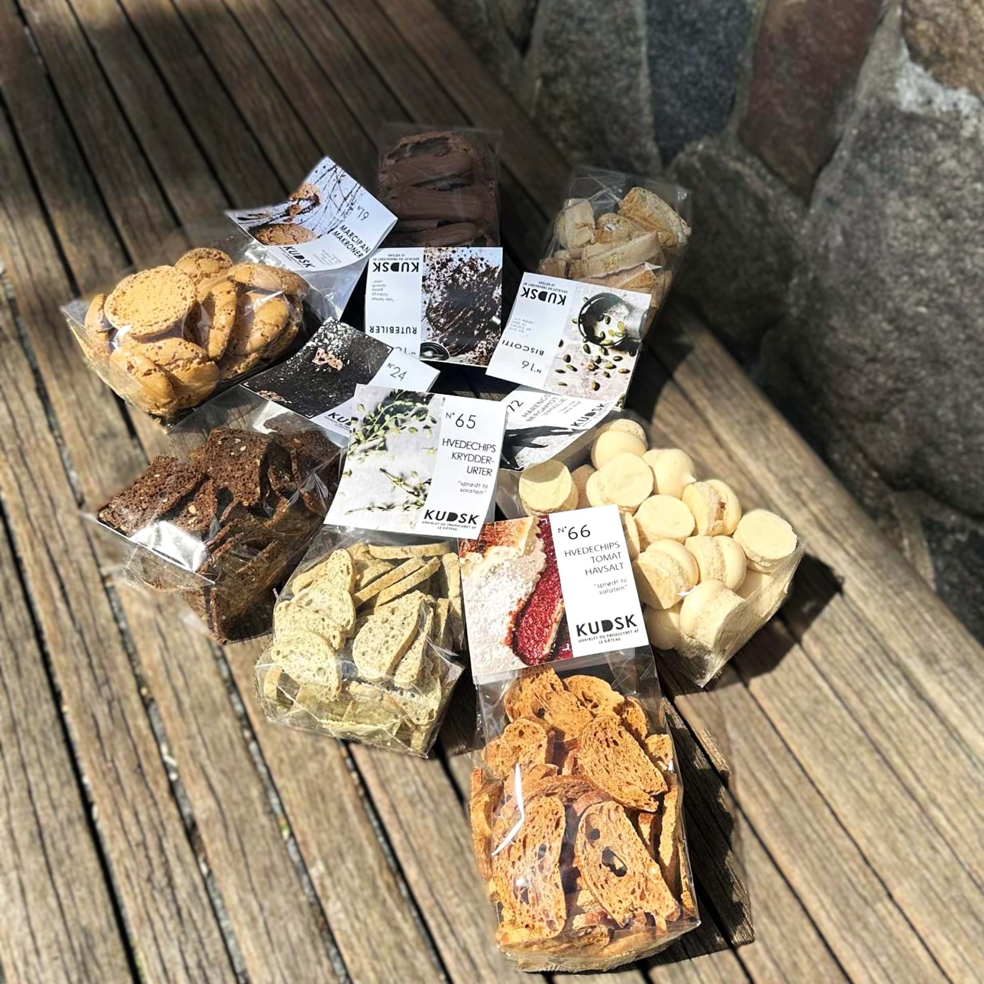 Kudsk specialiteter i forskellige varianter ligger smukt på en rustik træbænk.