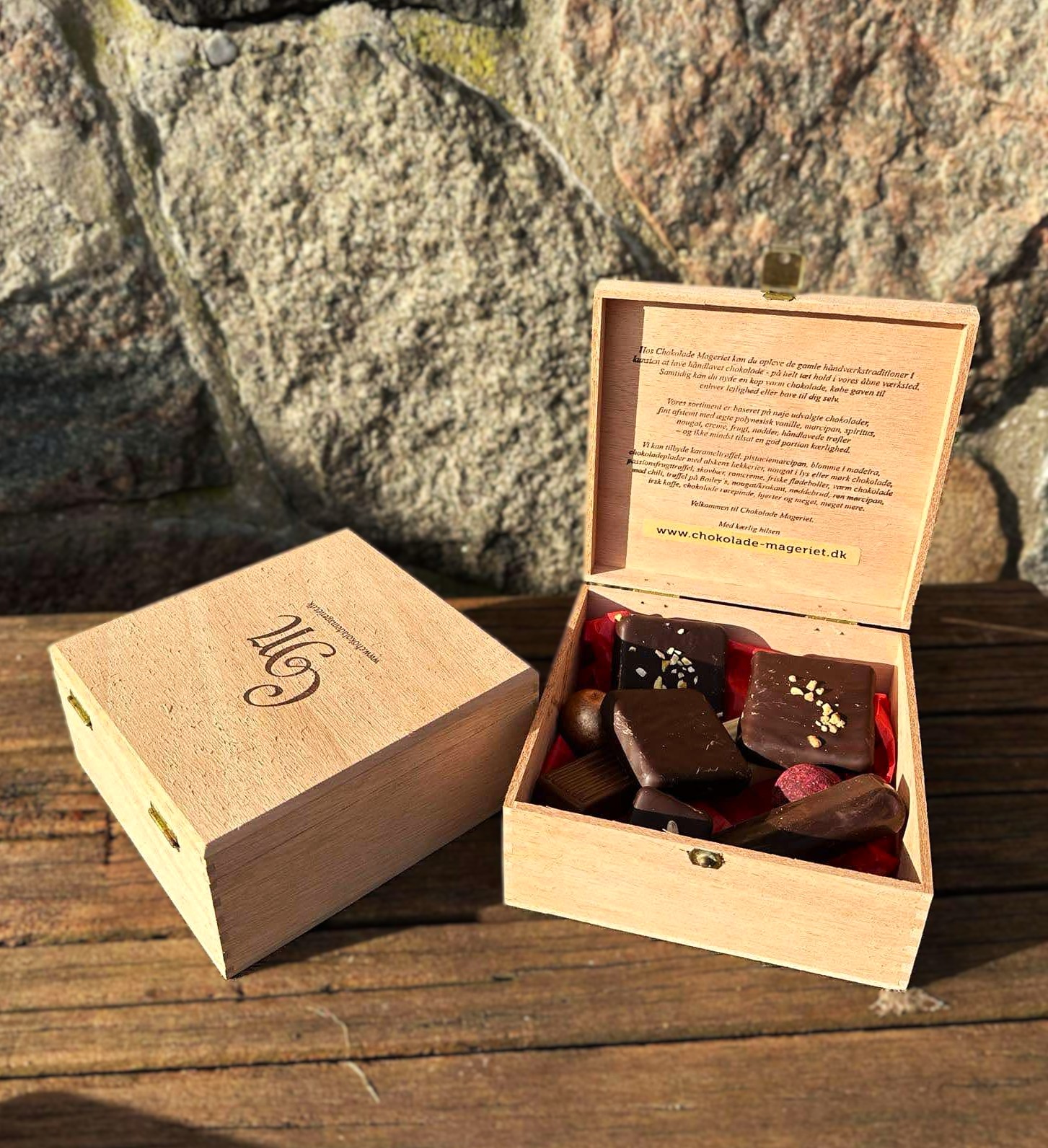 Håndlavet chokolade i forskellige varianter. Både mælkechokolade, mørke fyldte chokolader og hvid chokolade i trææske. 