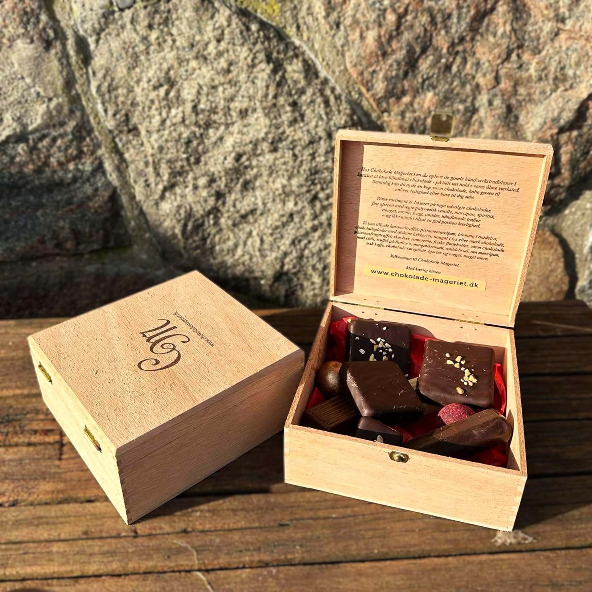 Håndlavet chokolade i forskellige varianter. Både mælkechokolade, mørke fyldte chokolader og hvid chokolade i trææske.