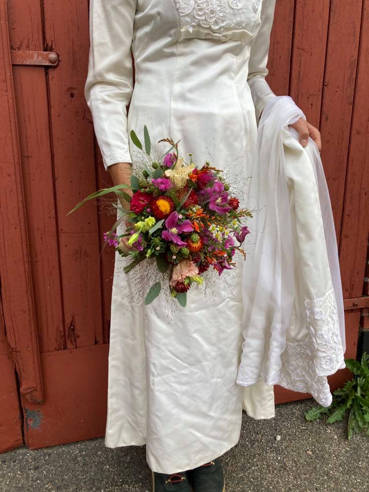 Vild og sommerlig brudebuket.
