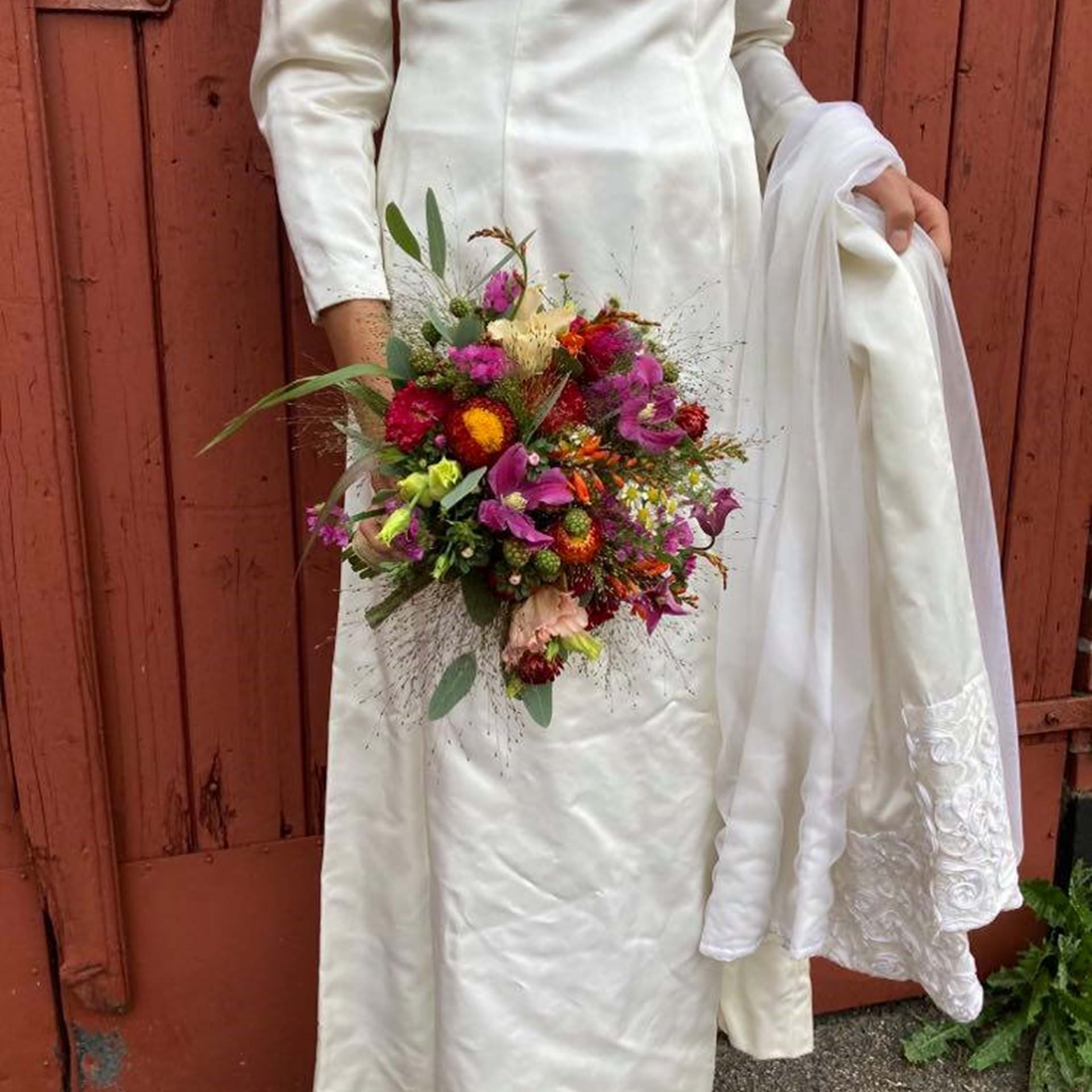 Vild og sommerlig brudebuket.