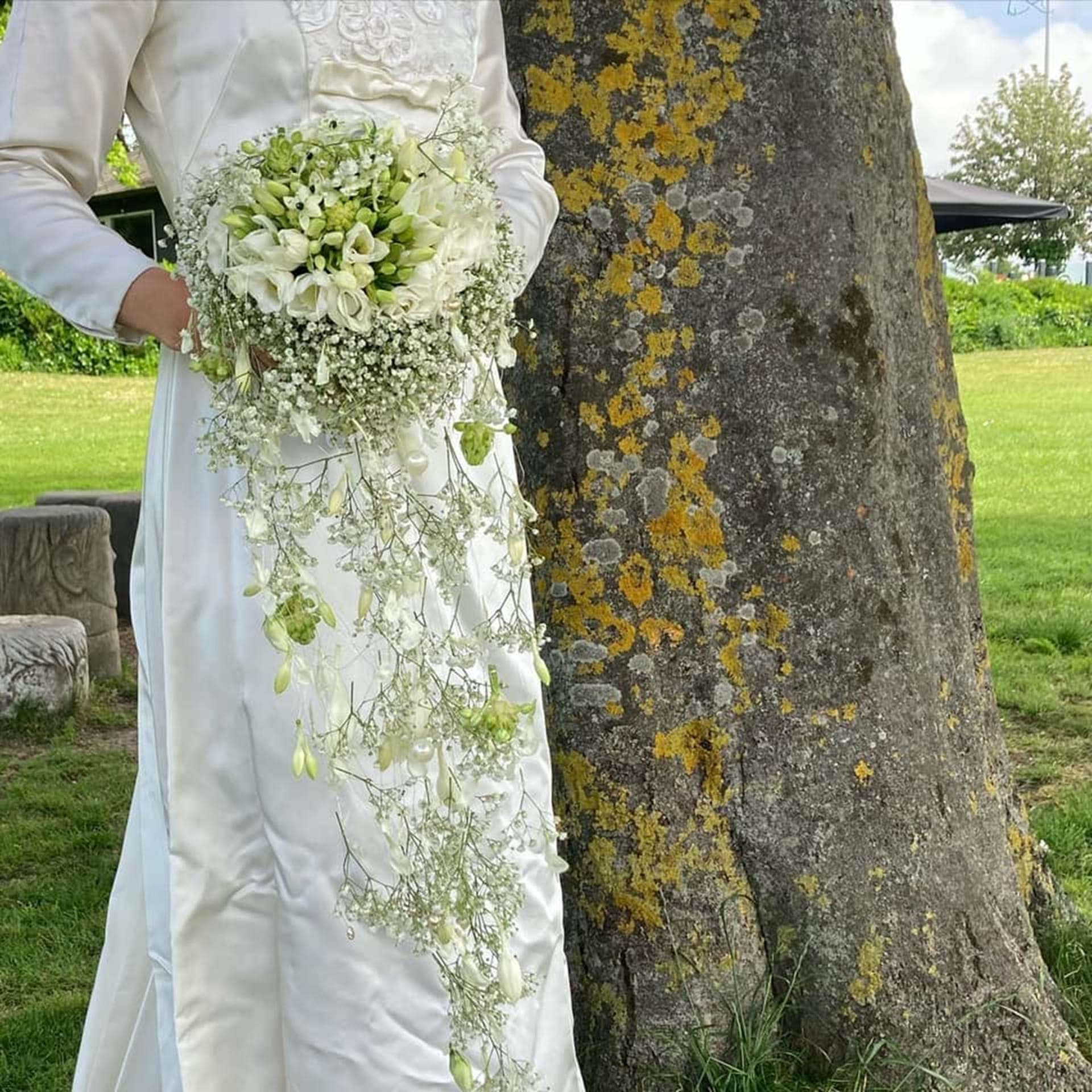 specialdesignet brudebuket med liljer og fald