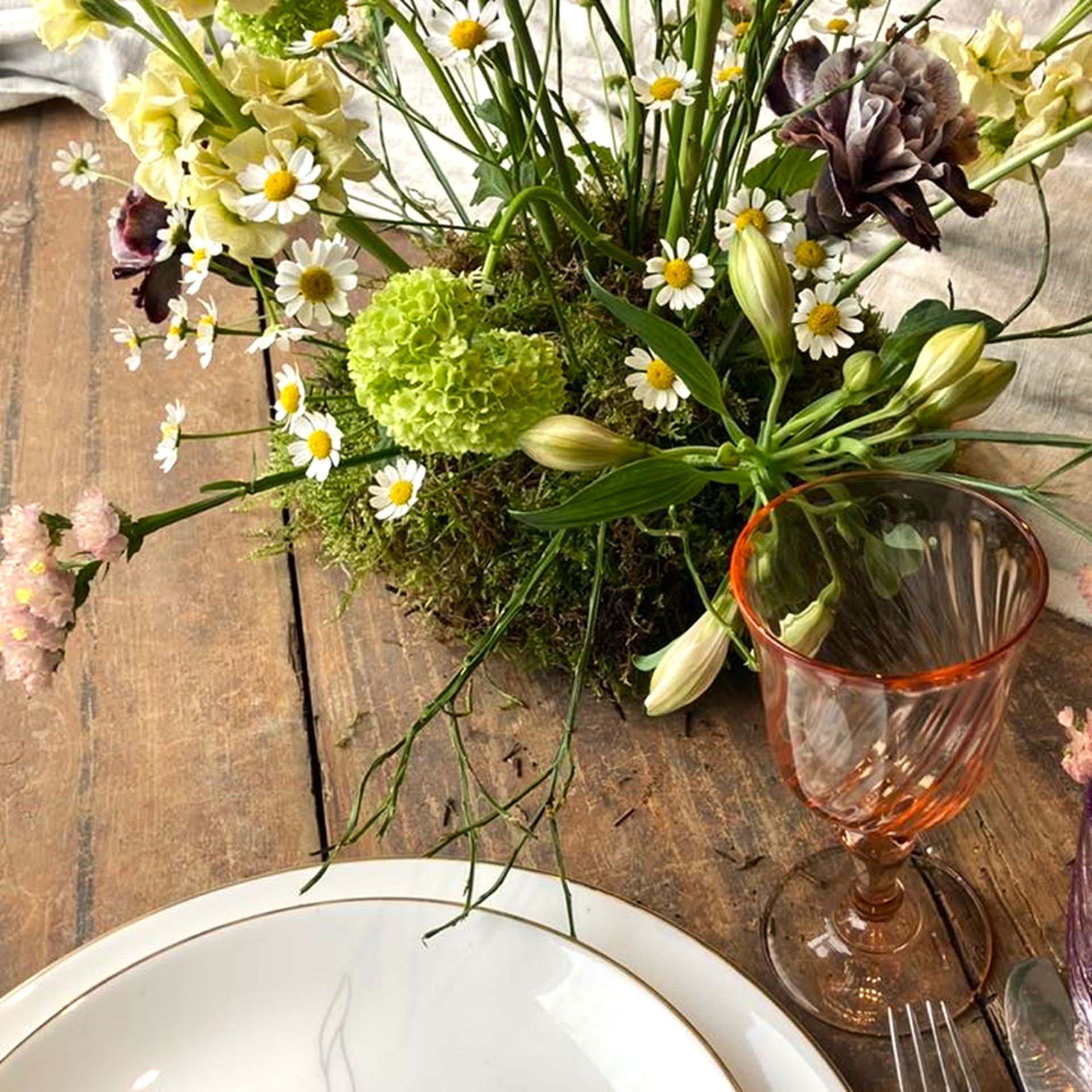 Brudebuket i biedemeier stil. Lyserøde roser og rosenknopper