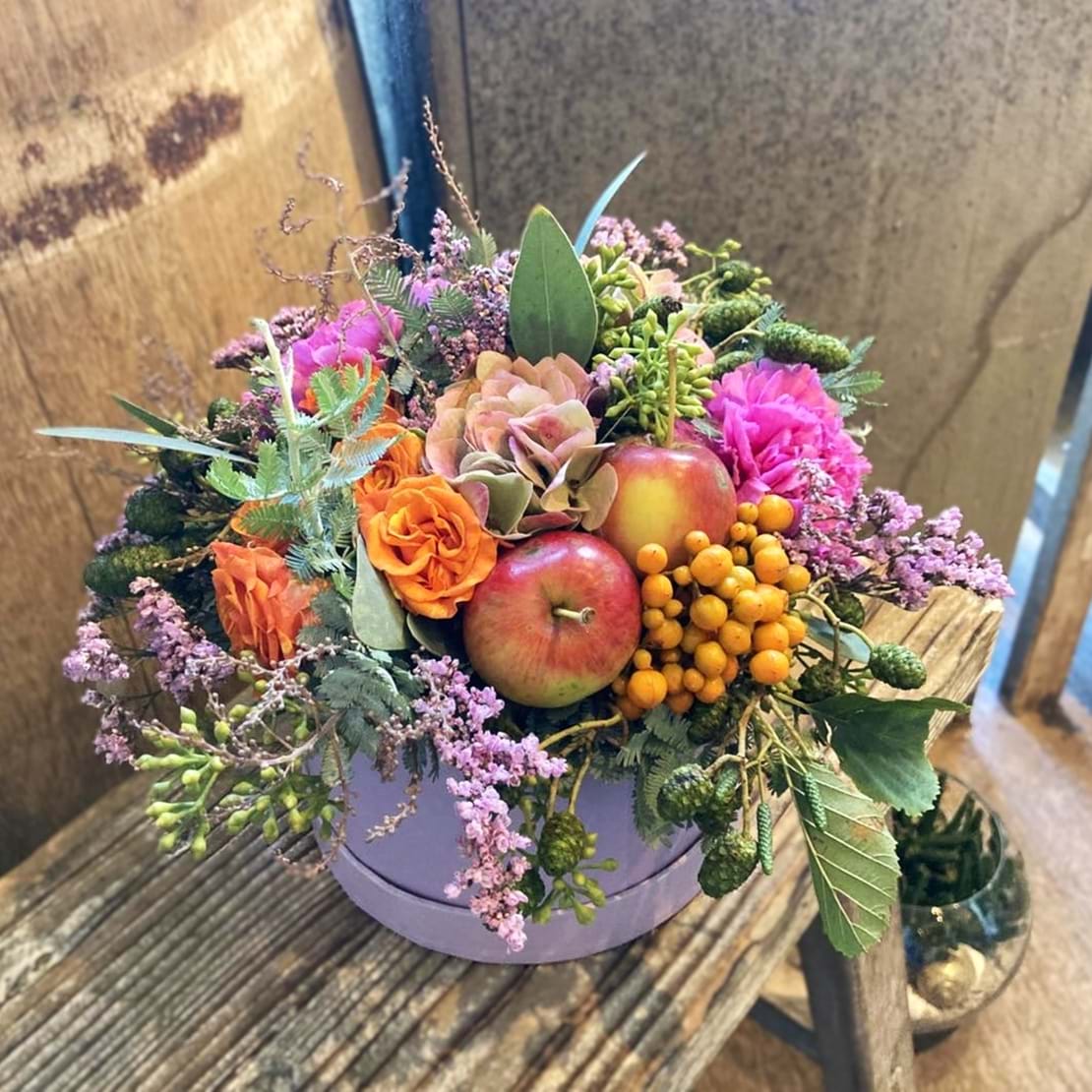 Årstidens smukke hatteæske med friske blomster.