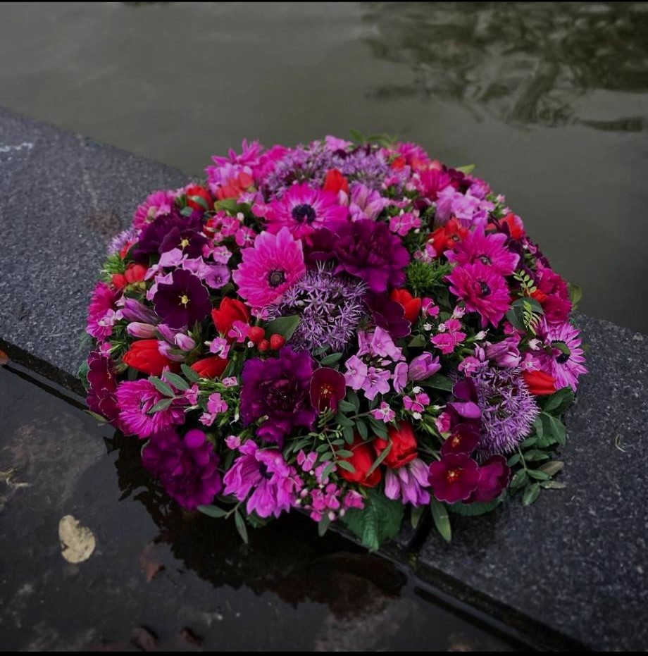Blomsterpude i lilla, røde og pink vinternuancer.  