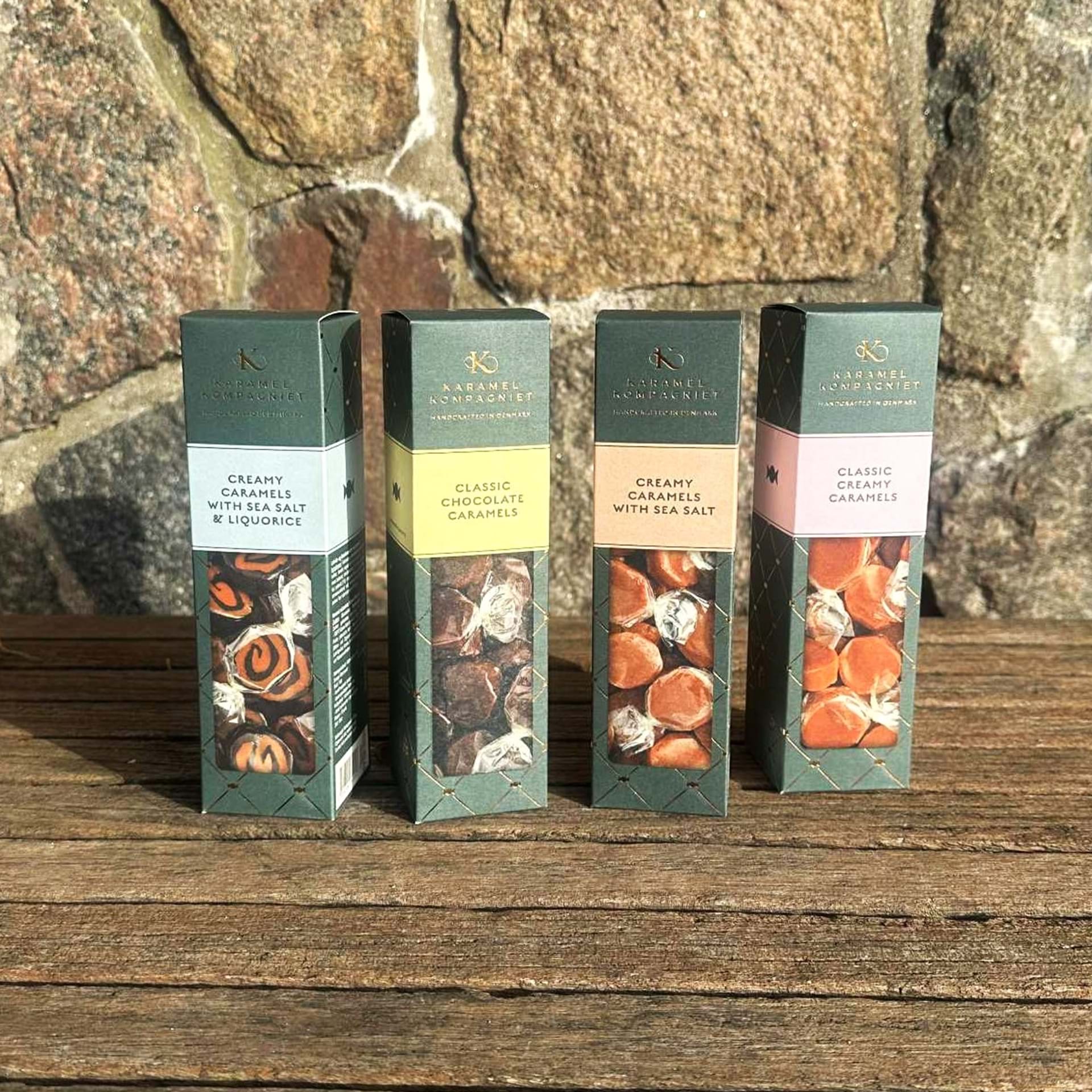 Små karamelæsker i forskellige smagsvarianter fra Karamel Kompagniet.