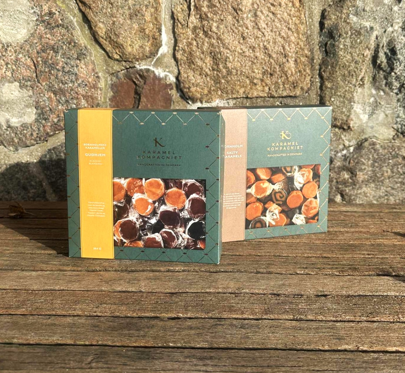 To æsker fra Karamel Kompagniet. Den ene med en blanding af klassisk flødekaramel. Den anden med en blanding af salt karameller. 
