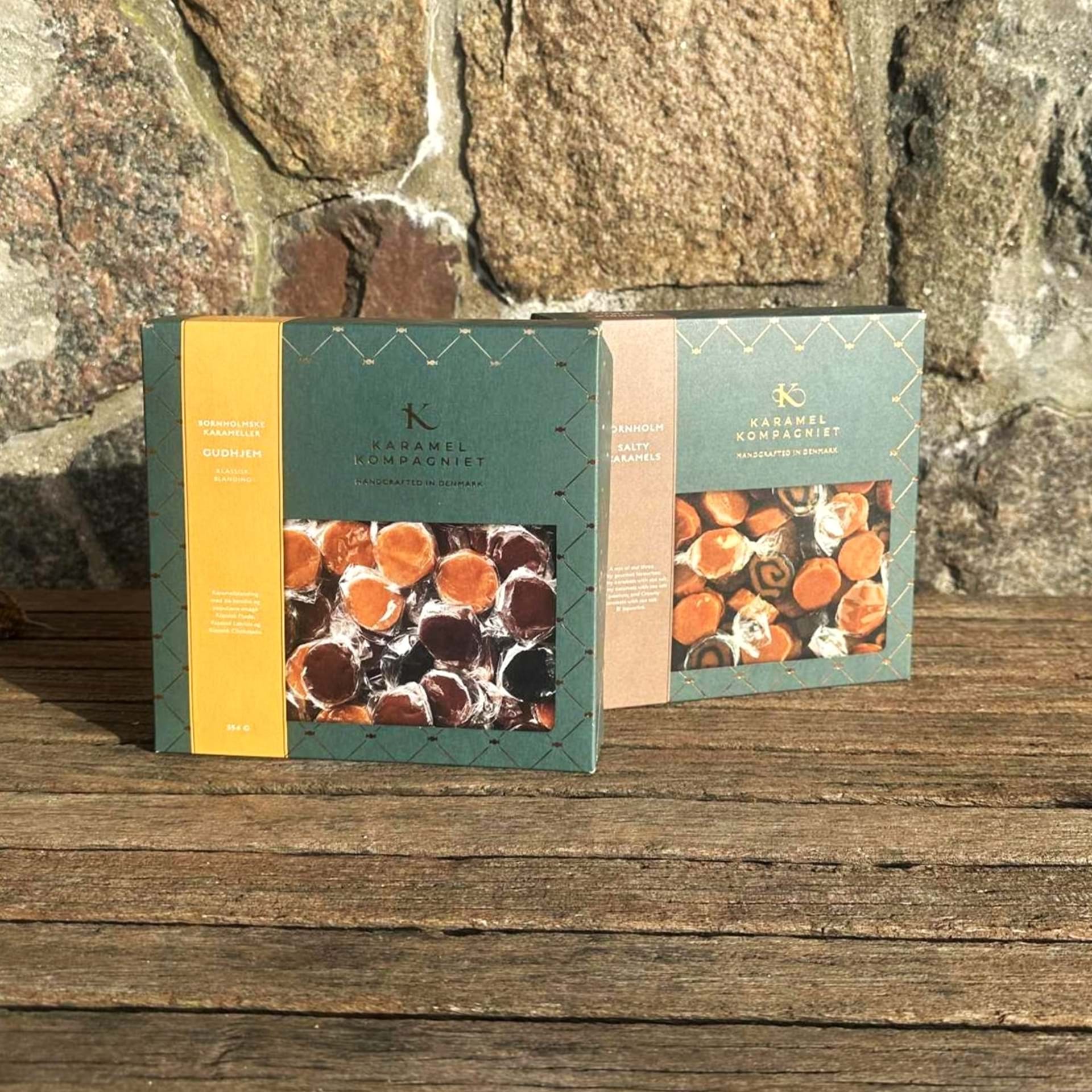 To æsker fra Karamel Kompagniet. Den ene med en blanding af klassisk flødekaramel. Den anden med en blanding af salt karameller.
