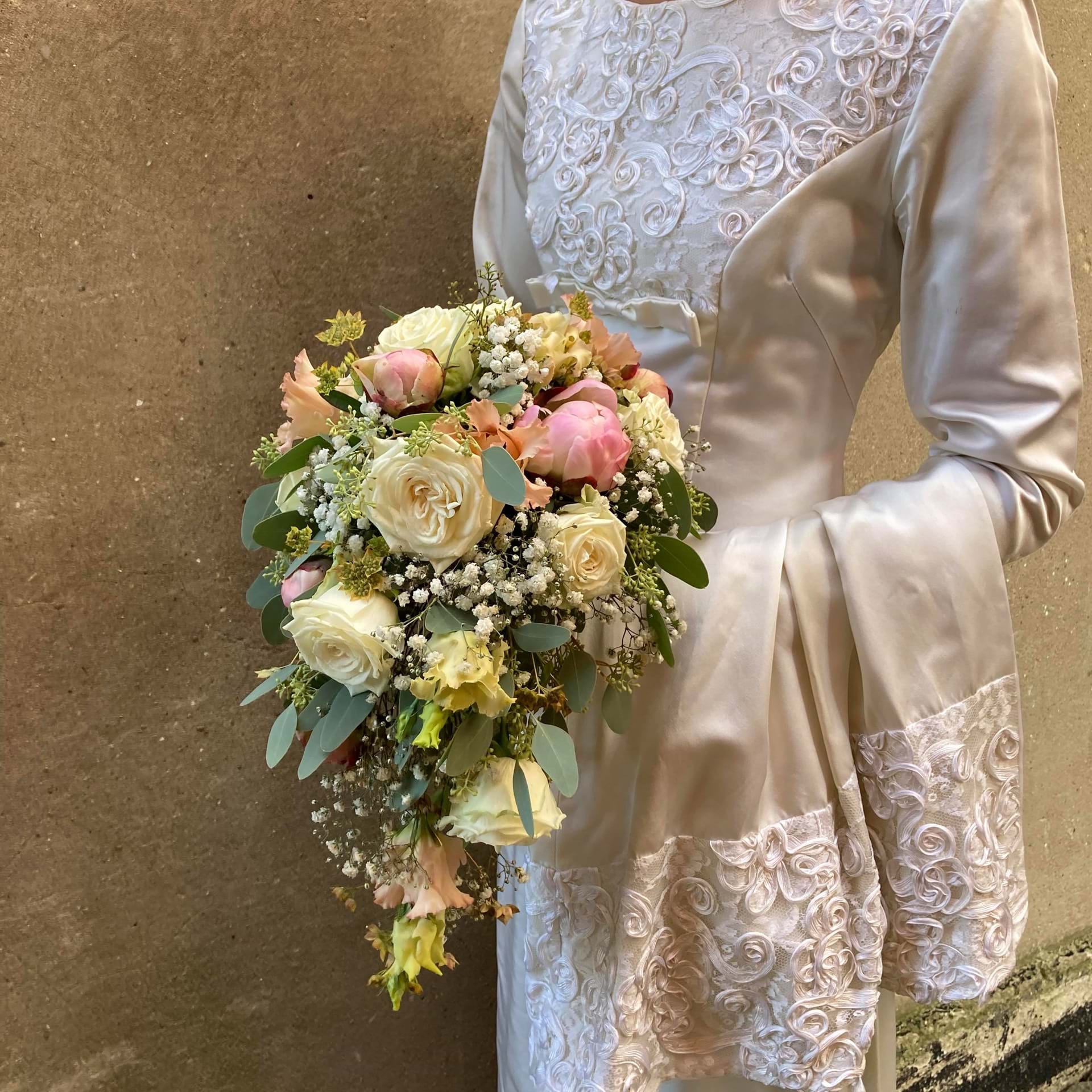 Dråbeformet brudebuket med hvid brud