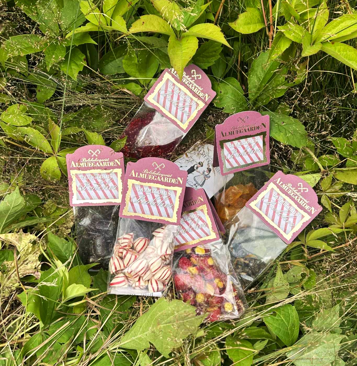 Pakker med Almuegaardens forskellige bolcher. 