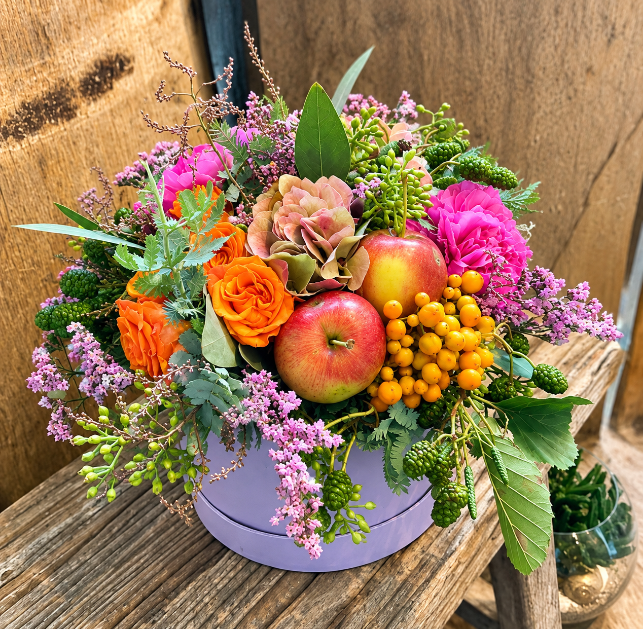 Årstidens smukke hatteæske med friske blomster. 