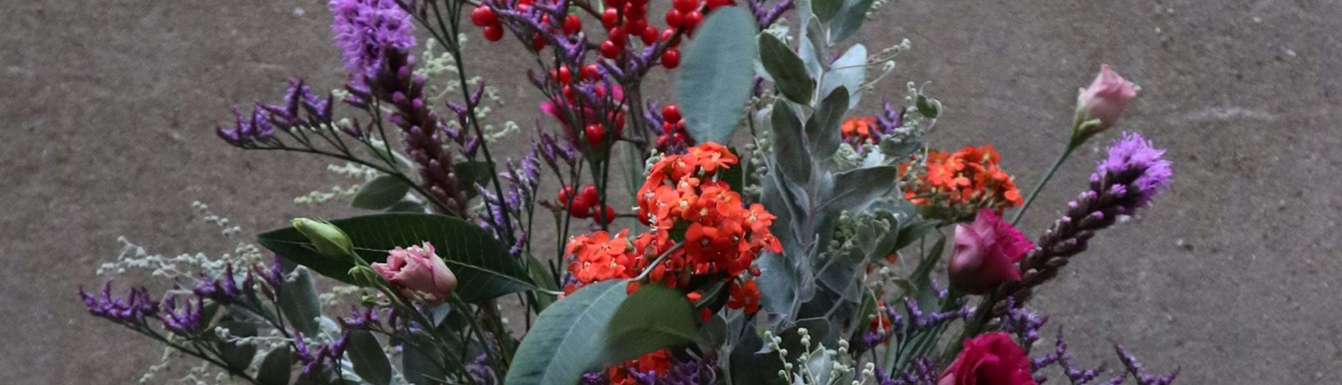 Den luftige buket "Florist choice" med blomster i friske farver.