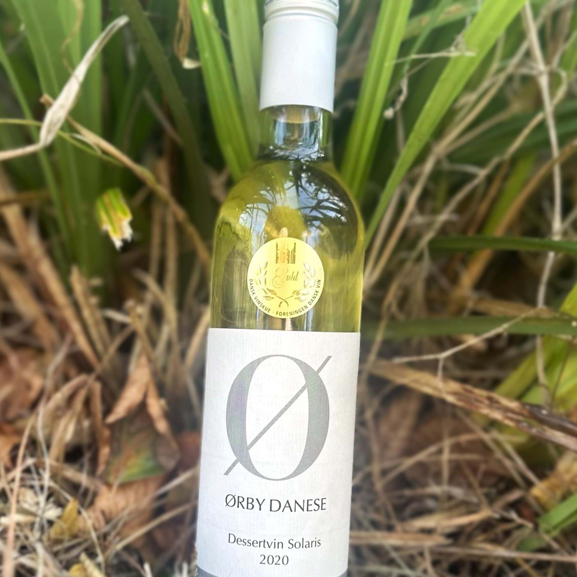 Ørby Danese dessertvin med hvid etiket.