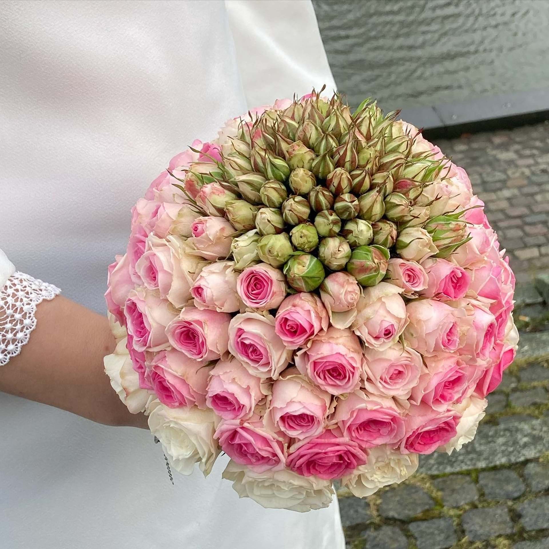 Brudebuket i biedemeier stil. Lyserøde roser og rosenknopper