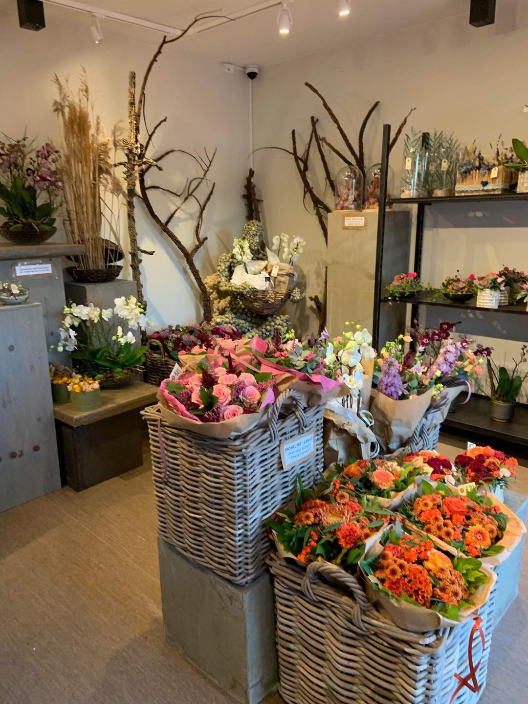 Butikken "Den ved siden af" står fyldt med friske buketter i varme og lyserøde sommer nuancer. 