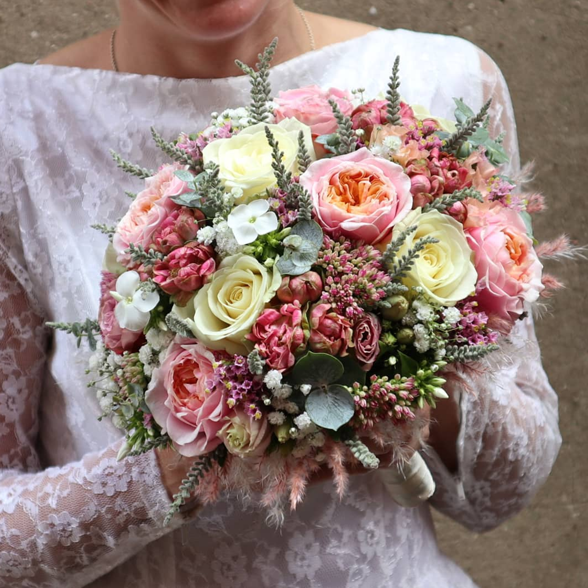 Rund brudebuket med lyserøde nuancer.