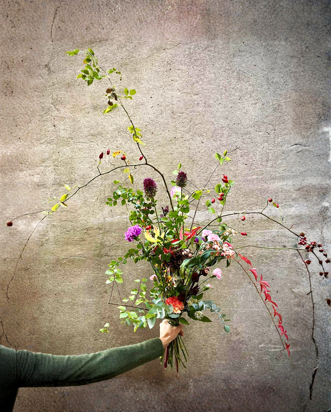 Naturlig buket med vilde blomster og grene. 