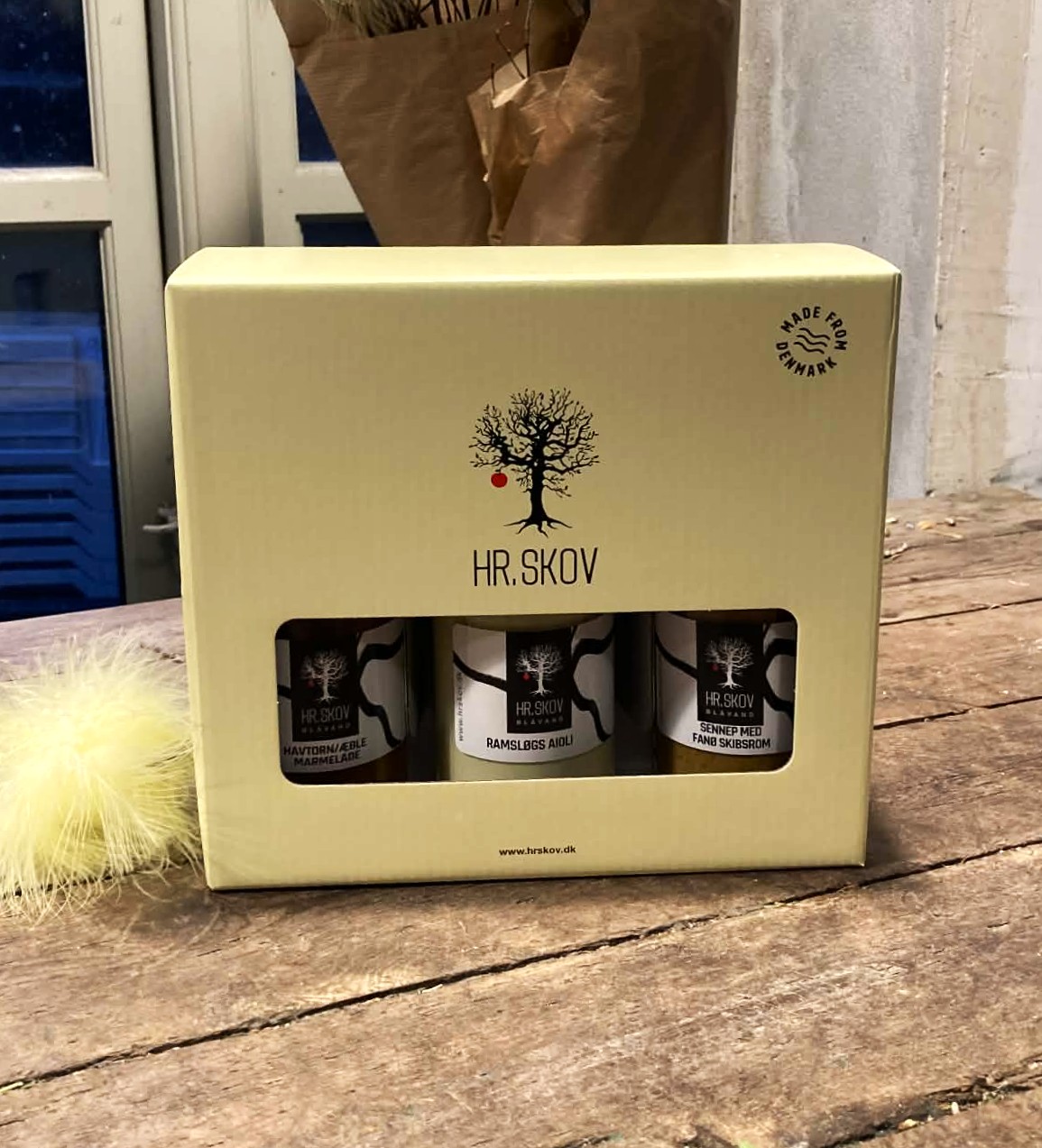 HR. Skov påske gaveæske med havtorn æblemarmelade, ramsløgsaioli og sennep med Fanø skibsrom hos Årstidens Blomster i Helsinge.