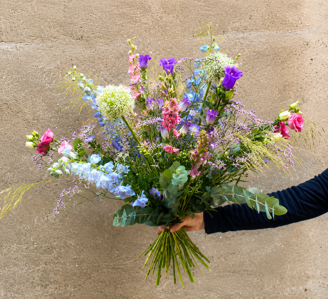 "Sommerflor er en luftig sommerbuket med sæsonens blomster i et naturligt og farverigt udtryk fra Årstidens Blomster i Helsinge."