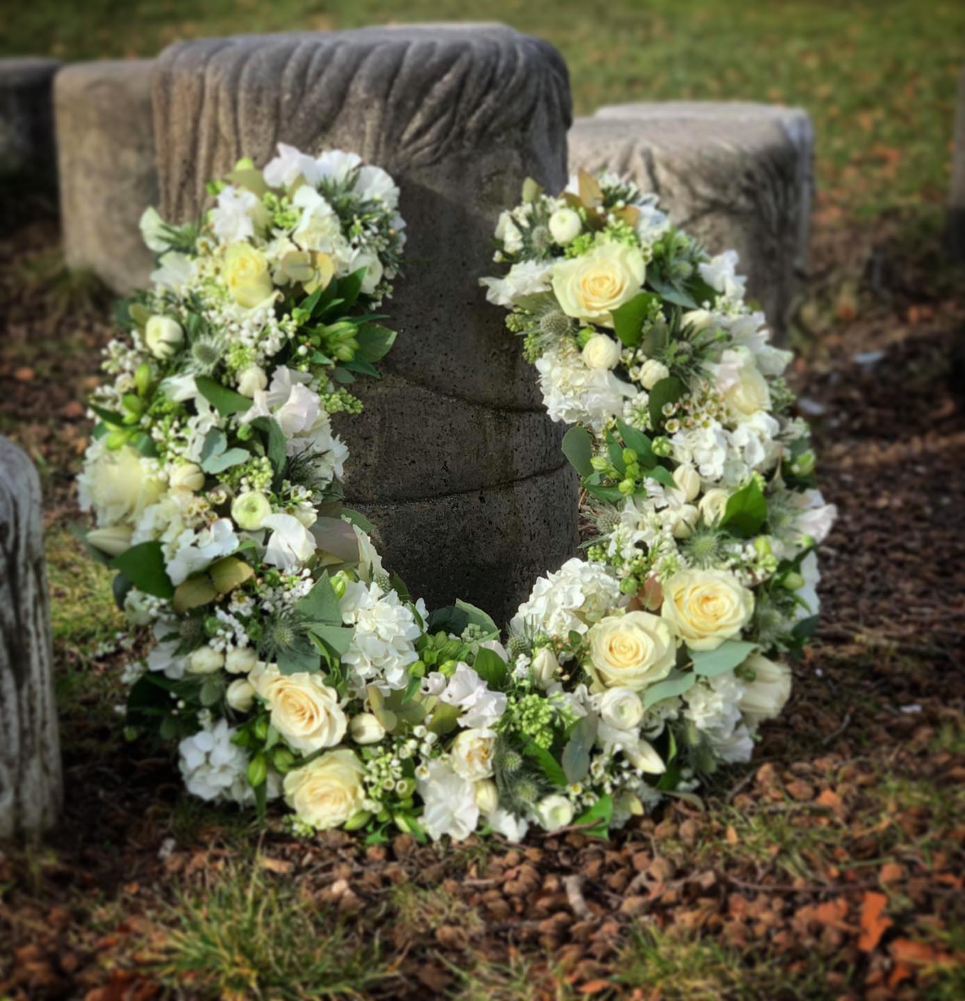 Hestesko i vinterlige nuancer med blomster i hvide og lysegrønne farver. 