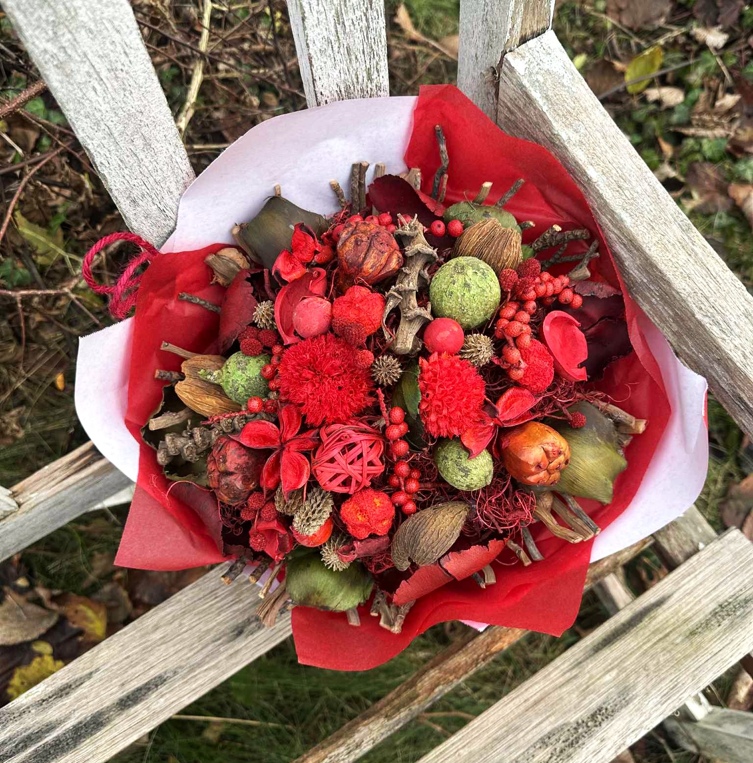 Rød evighedsjulebuket med tørrede blomster. 