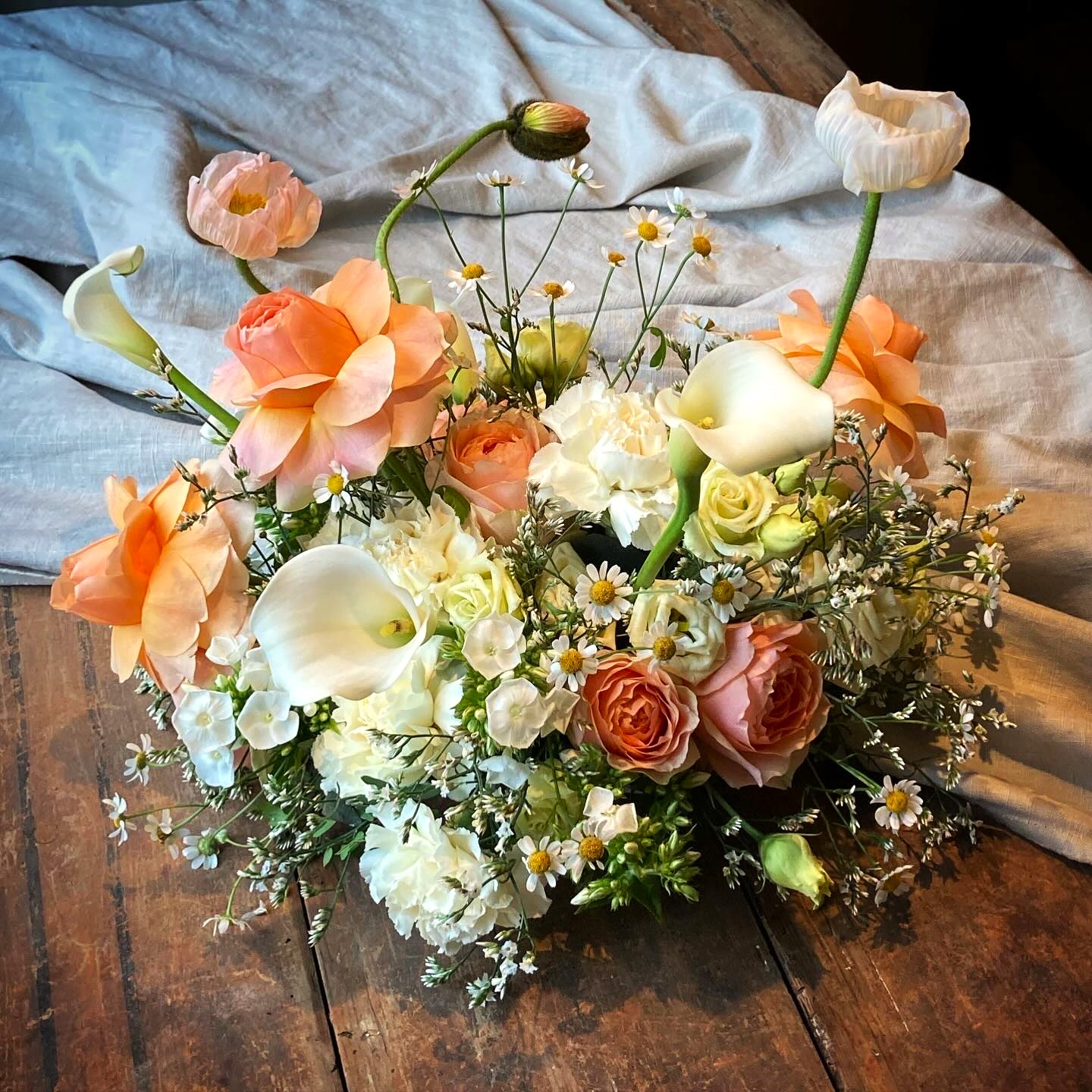 Rund brudebuket med lyserøde nuancer. 