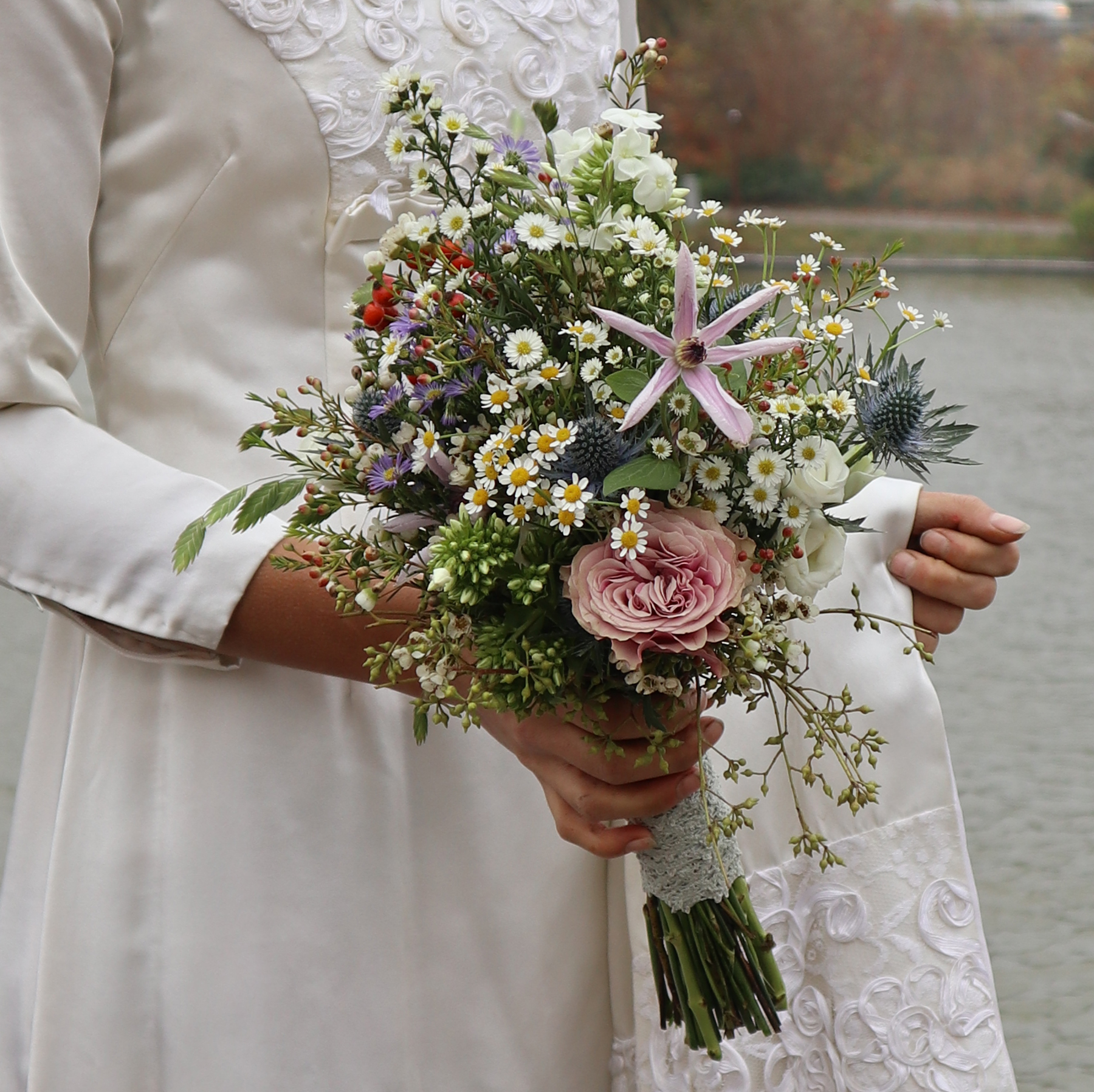 Brudebuket i vild mark stil